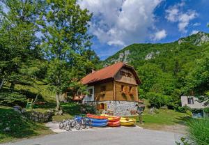 una casa con un montón de barcos delante de ella en Sobol in Kočičin (Haus für 6-9 Personen), en Kuželj