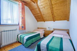 Katil atau katil-katil dalam bilik di Milan in Rastovača (Haus für 5 Personen)