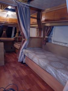 Двухъярусная кровать или двухъярусные кровати в номере Camping Pitsoni