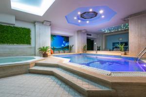 duży basen w domu w obiekcie Egnatia Palace Hotel & Spa w Salonikach