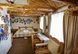 Schlafzimmer mit einem Bett, einem Tisch und Stühlen in der Unterkunft Pidkova in Riwne