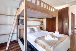 - un lit superposé avec 2 serviettes dans l'établissement Pink Apartment - Spacious Apartment with Pool, à Viana do Castelo 8 autres photos