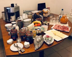 una mesa con comida y utensilios. en Vivo-Vino en Weisenheim am Sand
