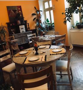 a dining room with a table and chairs at Vivo-Vino in Weisenheim am Sand