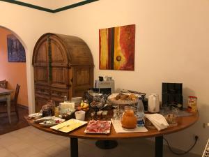 una mesa con comida en una habitación en Vivo-Vino en Weisenheim am Sand