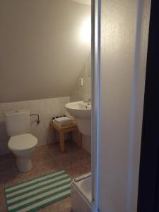 Penzion Tina في Pernink: حمام مع مرحاض ومغسلة