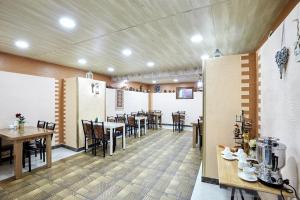 ein Restaurant mit Tischen und Stühlen in einem Zimmer in der Unterkunft Hotel Diadema in Tbilisi City