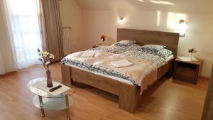 A bed or beds in a room at Beáta Apartman