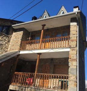 une maison avec un balcon sur le côté de celle-ci dans l'établissement Casa Sanabresa, à Galende