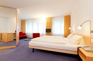 Hotel Hirschen Wildhaus客房内的一张或多张床位