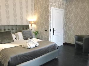 een slaapkamer met een bed met handdoeken erop bij Via Veneto Suites in Rome