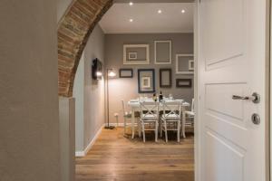 een eetkamer met een tafel met witte stoelen bij Dreamy Brunelleschi in Florence