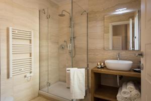 een badkamer met een douche en een wastafel bij Dreamy Brunelleschi in Florence