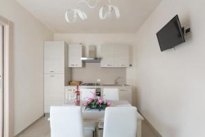 مطبخ أو مطبخ صغير في San Pancrazio Suite Apartment by BarbarHouse