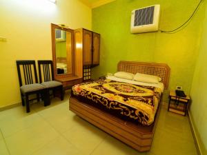 Hotel Ashlesh Manipal客房内的一张或多张床位