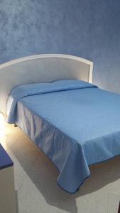 マレッティモにあるB&B La Pergolaのベッド(上に青い毛布付)