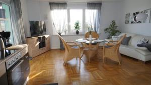 uma cozinha e sala de estar com mesa e cadeiras em Ferienhaus am Rehberg em Eisenach