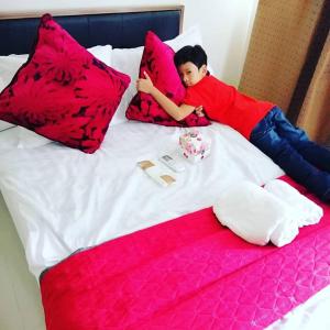 Una cama o camas en una habitación de Hunaja's Home at Wind Residences TAGAYTAY