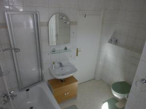 Un baño con lavabo, ducha e inodoro. en Haus Pia, en Oberhof 29 fotos más