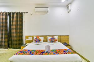 1 dormitorio con 1 cama grande en una habitación en FabHotel Rallkmas Cyber City en Gurgaon