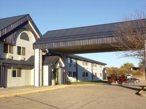 ein Gebäude mit schwarzem Dach und einem Parkplatz in der Unterkunft Morton Inn in Redwood Falls