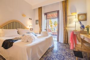 A bed or beds in a room at Hotel Eros