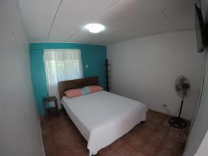 Postel nebo postele na pokoji v ubytování Cabinas Palmer Makanda