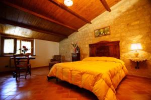 um quarto com uma cama e uma mesa em uma sala em B&B Sciabakè em Polizzi Generosa