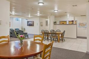 a waiting room with a table and chairs at San Juan Island Hostel in Friday Harbor