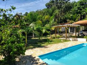 a villa with a swimming pool in a resort at Chácara do Delei in São Luiz do Paraitinga