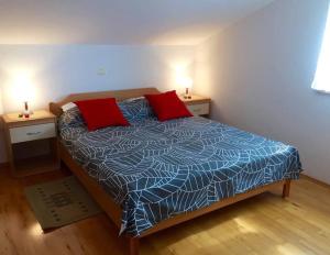 Een bed of bedden in een kamer bij Apartments Duga & Jedro