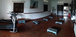 Habitación con gimnasio con cinta de correr y equipo de pilates en Villa-Malaza, en Antalaha