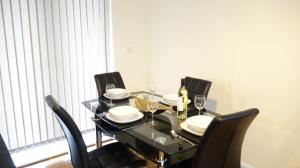 Fotografie z fotogalerie ubytování Luxury 2 Bed 2 Bath - Free Parking - 5min to Airport - SLEEPS 6 v destinaci Stanwell