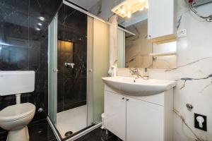 Koupelna v ubytování Apartmani Matej B