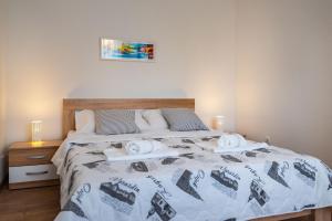 ein Schlafzimmer mit einem Bett mit Handtüchern darauf in der Unterkunft Apartmani Matej B in Pag