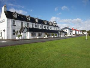 Un gran edificio blanco al costado de una calle. en Kings Arms Hotel - A Bespoke Hotel, en Kyleakin