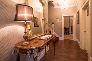 貝圖瑟科伊德的住宿－阿豐景觀酒店，走廊上设有一张桌子、一盏灯和一面镜子