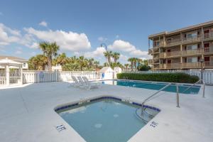 Hồ bơi trong/gần Ocean Towers Resort