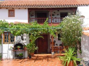 a house with a bunch of plants in front of it at Casa Rural Guiniguada in Santa Brígida