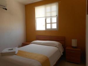 a bedroom with two beds and a window at Hermosa Casa Acapulco Diamante Hospedaje a 5 min de la playa in Acapulco