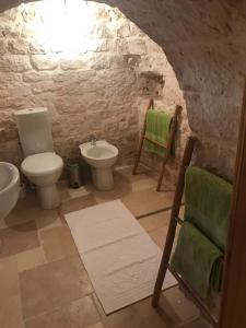 A bathroom at Trullo la perla di pietra