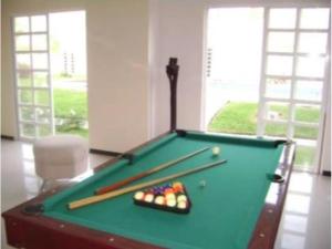 a pool table with cue balls on top of it at Hermosa Casa Acapulco Diamante Hospedaje a 5 min de la playa in Acapulco