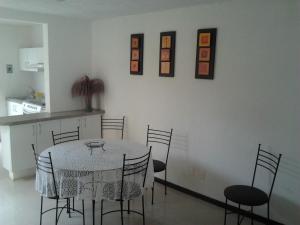 a dining room with a table and chairs at Hermosa Casa Acapulco Diamante Hospedaje a 5 min de la playa in Acapulco