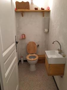 La salle de bains est pourvue de toilettes en bois et d'un lavabo. dans l'établissement La Cahute, à Pontarlier