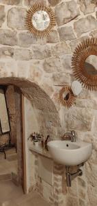 A bathroom at Trullo la perla di pietra