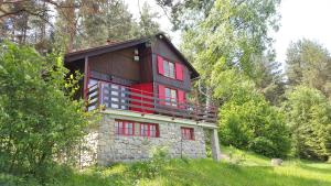 斯维特查塔博里克旅馆的山顶上带红色窗户的房子