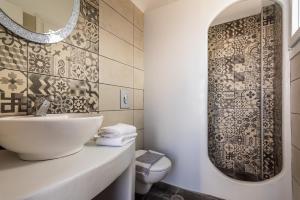 Bilik mandi di Polyegos View