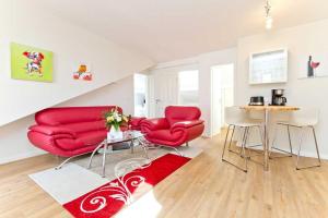 アールベックにあるVilla Livia Whg 04のリビングルーム(赤い椅子、テーブル付) +10枚の写真