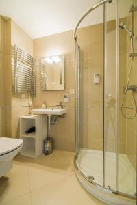 un baño con ducha y lavabo en Charming 2-Bedroom, Silver Mountain, A Building, en Poiana Brasov 36 fotos más