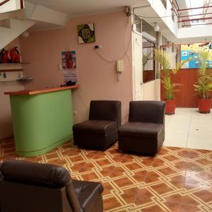 ein Wartezimmer mit zwei Stühlen und einer Theke in der Unterkunft Hospedaje Golden Inn in Camaná